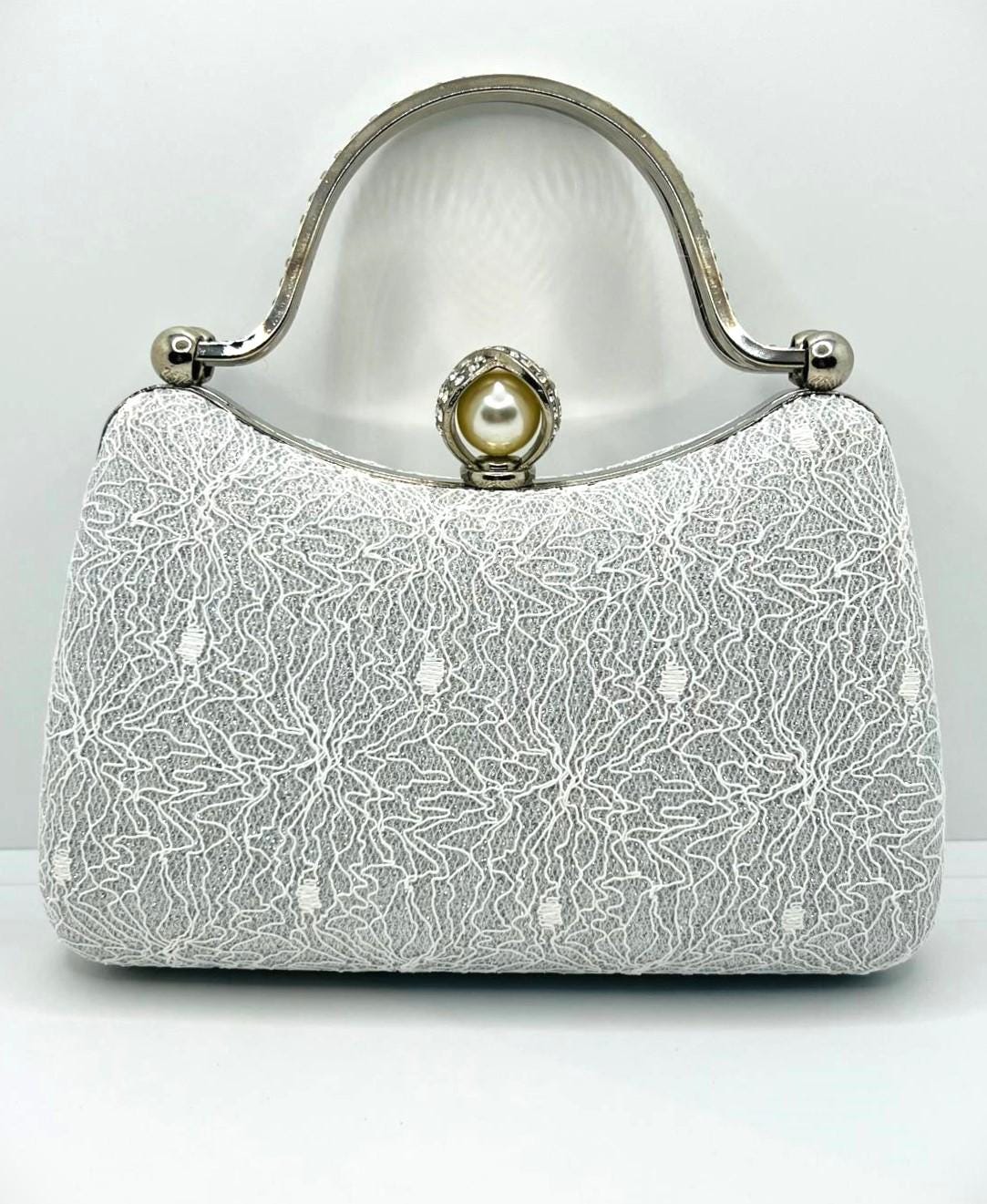 Designer-Clutch Aus Spitze in Weiß Und Silber - Handgefertigte Abendtasche Mit Perlen- Strassverschluss Designer-Clutch Aus Spitze in Weiß Und Silber - Handgefertigte Abendtasche Mit Perlen- Strassverschluss von CrownedBeautyTezsah