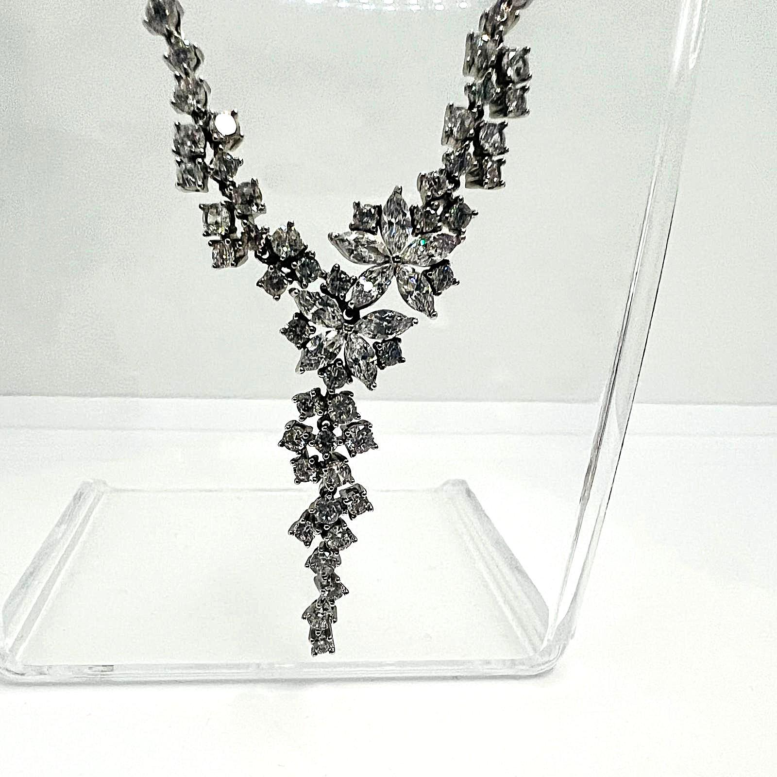 925Er Silber Collier Mit Königlicher Florale Zirkonia-Komposition Im Diamant-Look Luxuriös von CrownedBeautyTezsah