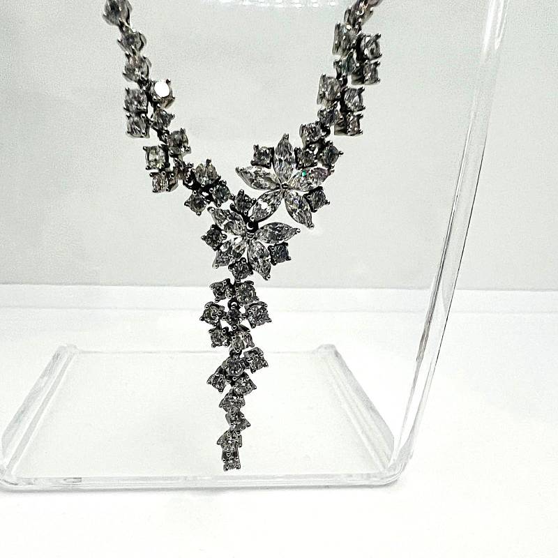 925Er Silber Collier Mit Königlicher Florale Zirkonia-Komposition Im Diamant-Look Luxuriös 925Er Silber Collier Mit Königlicher Florale Zirkonia-Komposition Im Diamant-Look Luxuriös von CrownedBeautyTezsah