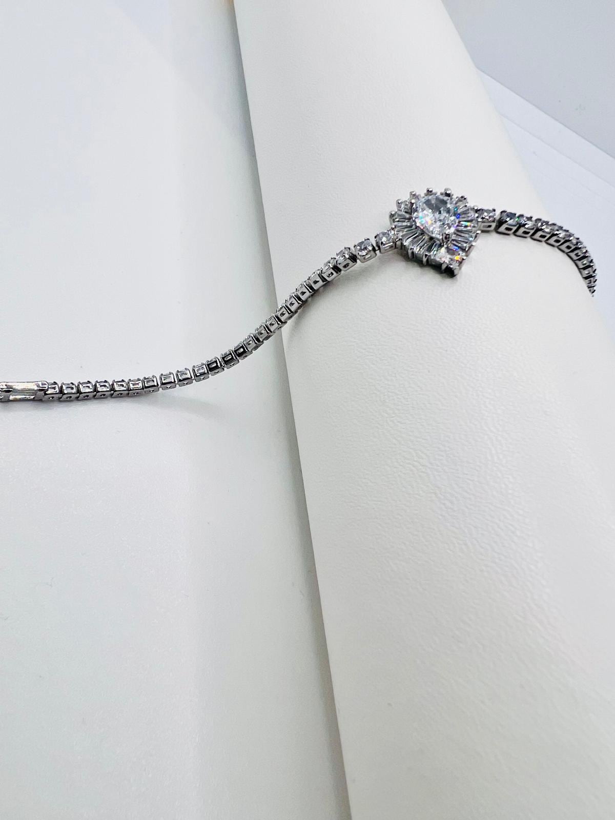 Armband Aus Edelstahl Mit Strass Und Baguette Tropfenform von CrownedBeautyTezsah