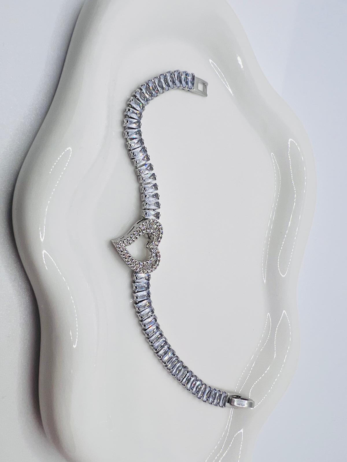 Elegantes Edelstahlarmband Mit Herz & Zirkonia - Baguette Design | Stainless Steel Heart Bracelet von CrownedBeautyTezsah