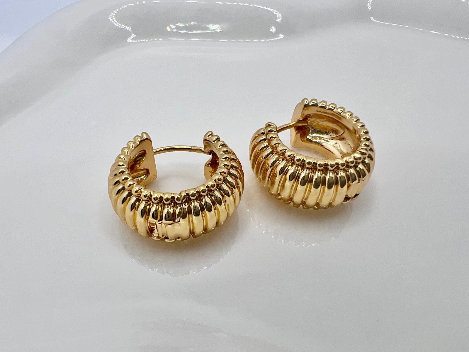 Gerippte Creolen Aus Edelstahl, Goldfarben 20 Mm | Chunky Rillen-Hoops Luxuriöse Huggie-Ohrringe Minimalistisch & Modern von CrownedBeautyTezsah