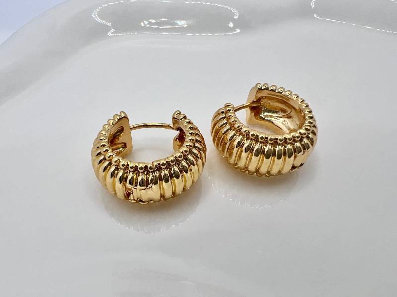 Gerippte Creolen Aus Edelstahl, Goldfarben 20 Mm | Chunky Rillen-Hoops Luxuriöse Huggie-Ohrringe Minimalistisch & Modern Gerippte Creolen Aus Edelstahl, Goldfarben 20 Mm | Chunky Rillen-Hoops Luxuriöse Huggie-Ohrringe Minimalistisch & Modern von CrownedBeautyTezsah