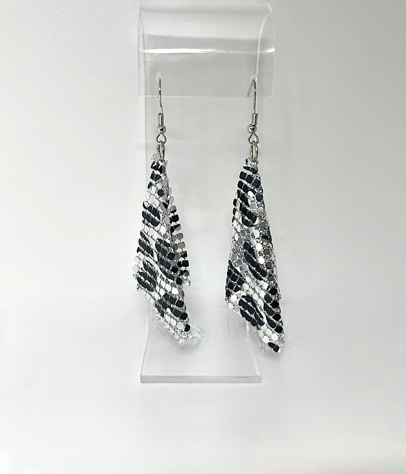 Silber Leo Mesh Ohrringe - Lange Animal Print Statement Ohrhänger 9 cm von CrownedBeautyTezsah