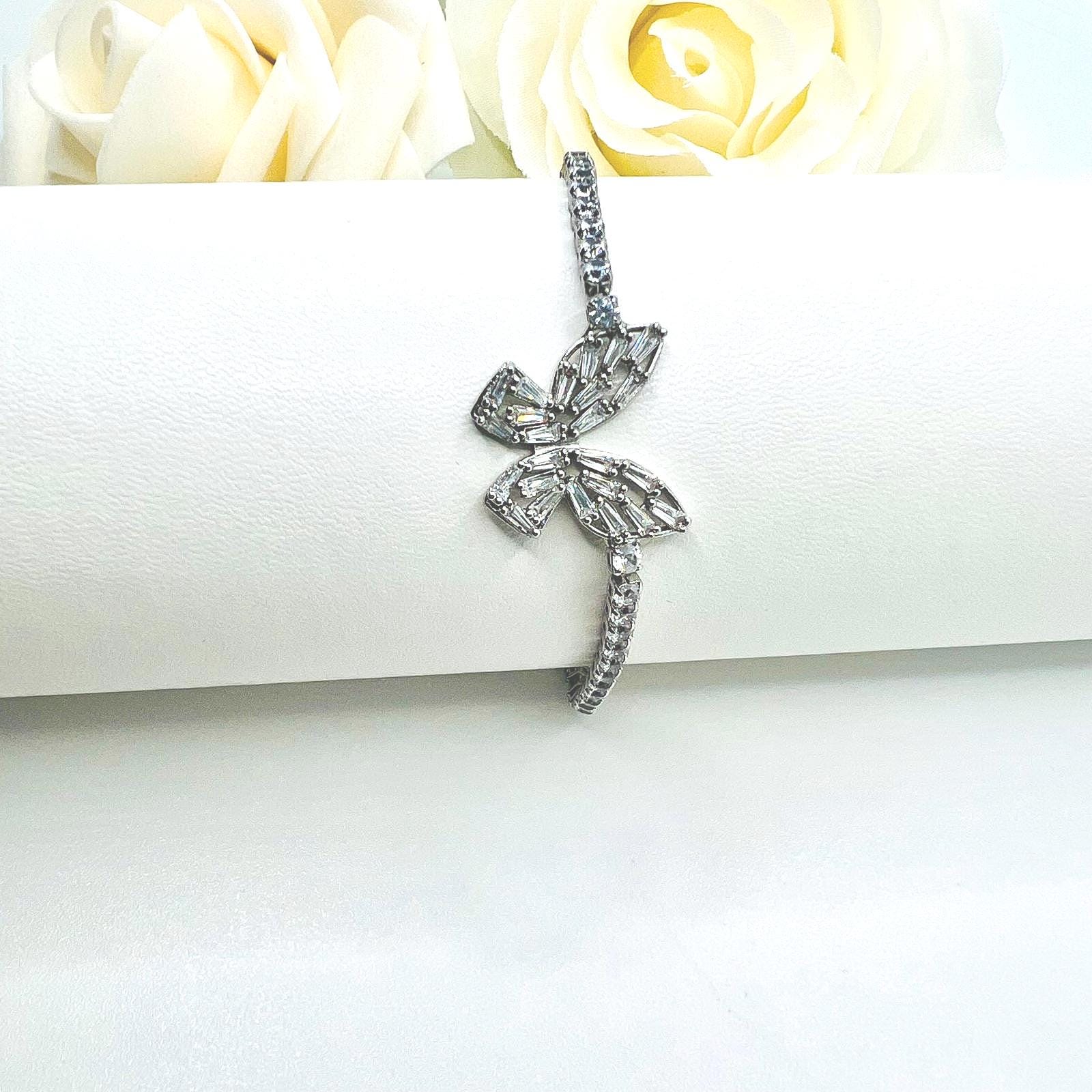Silberfarbenes Edelstahlarmband Mit Zirkonia-Schmetterling | Elegant Butterfly Bracelet - Minimalist Style von CrownedBeautyTezsah