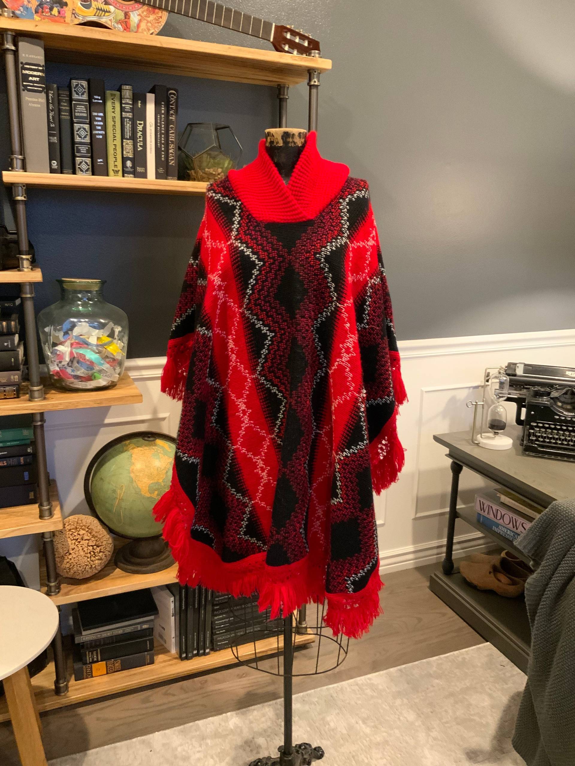 90Er Schwarz-Rot, Poncho, Pullover, Bluse, Rollkragen, Gestreift, Abstraktes Muster, 90 X 100 cm, Warm, Kleidung, Outfit, Vintage, ~1079 90Er Schwarz-Rot, Poncho, Pullover, Bluse, Rollkragen, Gestreift, Abstraktes Muster, 90 X 100 cm, Warm, Kleidung, Outfit, Vintage, ~1079 von CrownedInVintage
