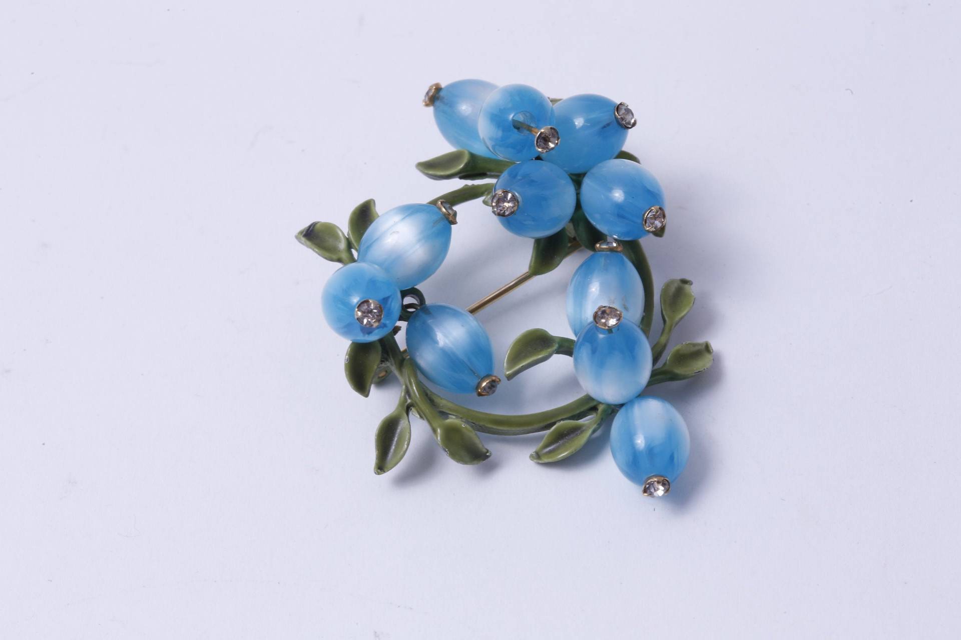 Blaue Beeren, Grüne Blätter, Runde Pflanze, Figur, Floral, Brosche, Anstecknadel, Schmuck, Kleidung, Accessoire, Outfit, Vintage, ~ 20-01-223 Aa Blaue Beeren, Grüne Blätter, Runde Pflanze, Figur, Floral, Brosche, Anstecknadel, Schmuck, Kleidung, Accessoire, Outfit, Vintage, ~ 20-01-223 Aa von CrownedInVintage