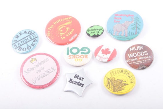 Pins, Andenken, Buchliebhaber, Gänsehaut, Bibliothekar, Leser, Reisen Dieses Lot Kommt Mit Allen Gezeigten Pins ~ 20-01-126 Pins, Andenken, Buchliebhaber, Gänsehaut, Bibliothekar, Leser, Reisen Dieses Lot Kommt Mit Allen Gezeigten Pins ~ 20-01-126 von CrownedInVintage