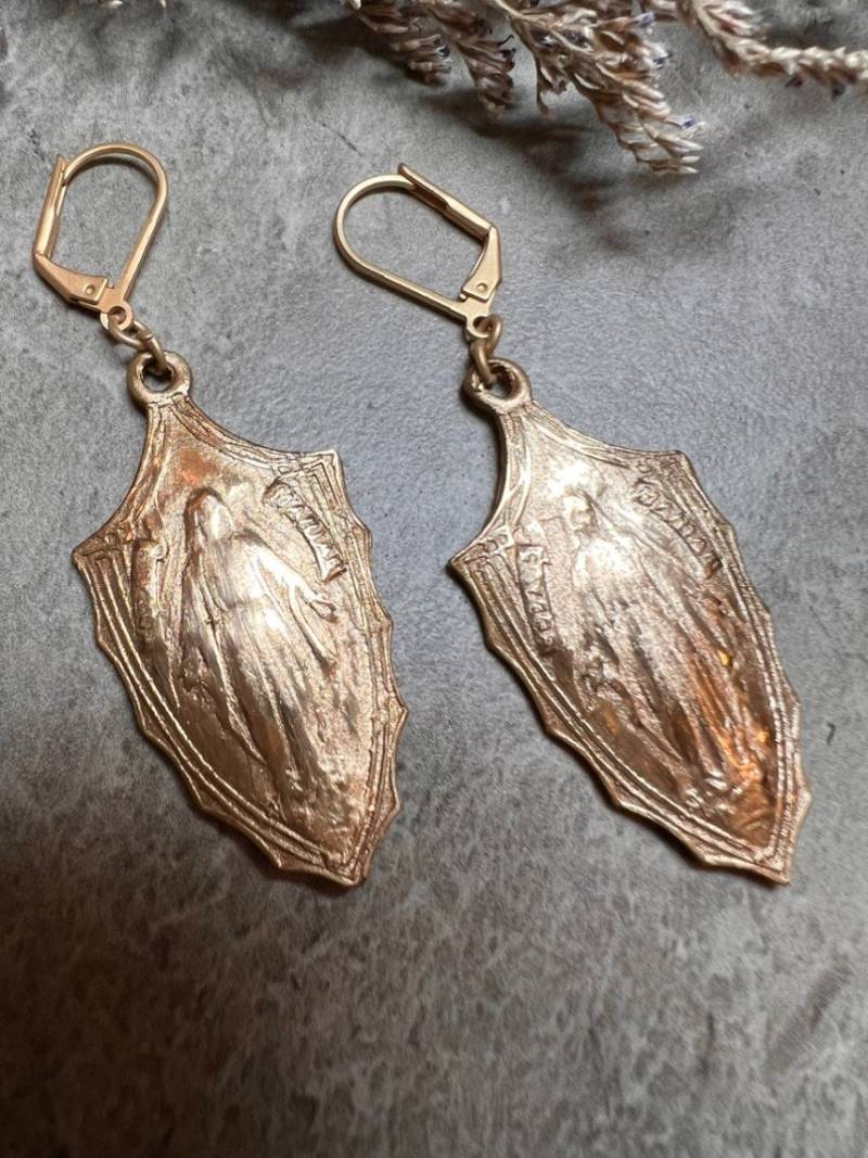 Wunderbare Mary Ohrringe | Pfeilspitze Form Ohrhaken Bronze Ton Krone Der Gnade Designs Matt-Gold von CrownofGraceDesigns