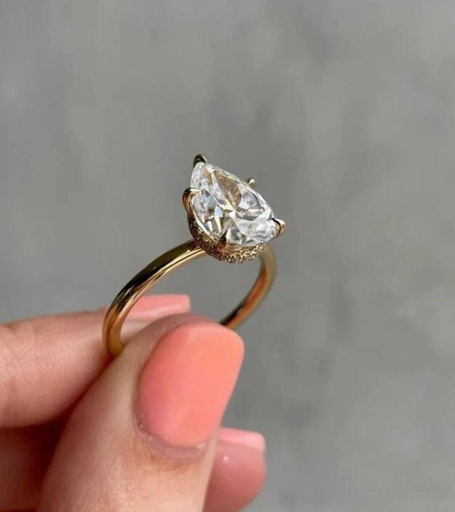 2.50 Ct Birnenförmiger Verlobungsring, 14K Gold Moissonit Versteckter Halo-Ehering, Vintage Ring, Versprechensring, Jubiläumsgeschenk Für Sie 2.50 Ct Birnenförmiger Verlobungsring, 14K Gold Moissonit Versteckter Halo-Ehering, Vintage Ring, Versprechensring, Jubiläumsgeschenk Für Sie von CrowwnJewels