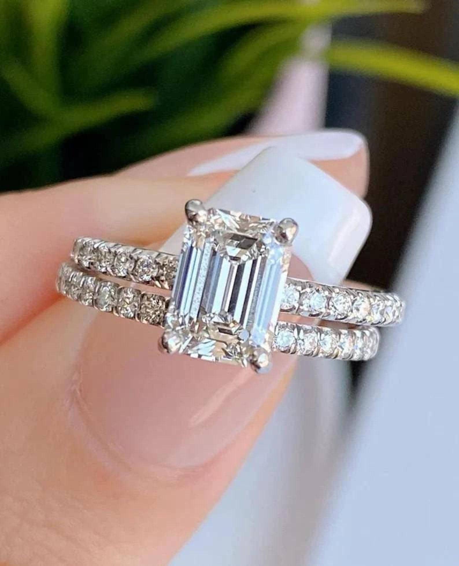 3, 5 Ct Moissanite Verlobungsring, Smaragdschliff Braut Ring, Hidden Halo Ring Mit Passendem Band von CrowwnJewels