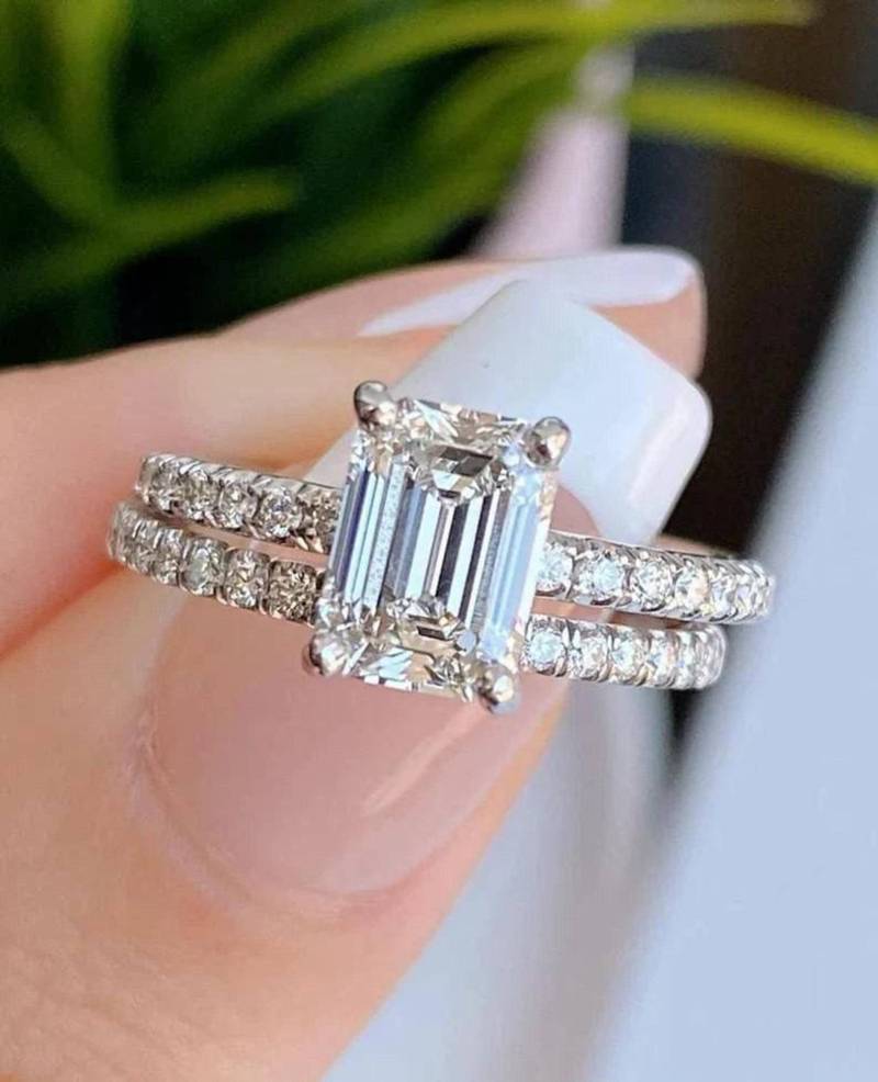 3, 5 Ct Moissanite Verlobungsring, Smaragdschliff Braut Ring, Hidden Halo Ring Mit Passendem Band von CrowwnJewels