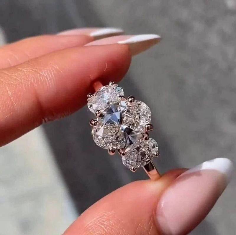 3 Ct Drei Stein Oval Moissanite Verlobungsring Ring 14K Solider Gelbgold Ring, Zierliche Diamant Für Sie von CrowwnJewels