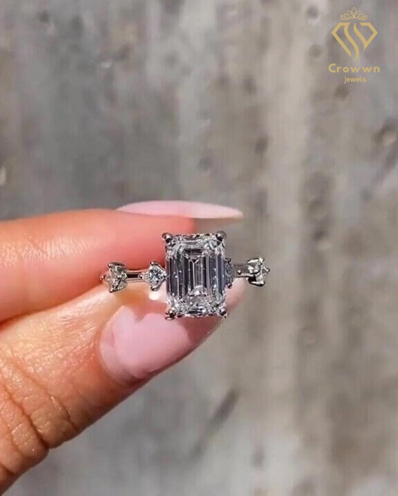 3 Ct Moissanite Verlobungsring 14K Weißgold Seitenstein Princess Cut Mit Abstand Pave Setting Halo Ring Versprechensring Für Sie von CrowwnJewels