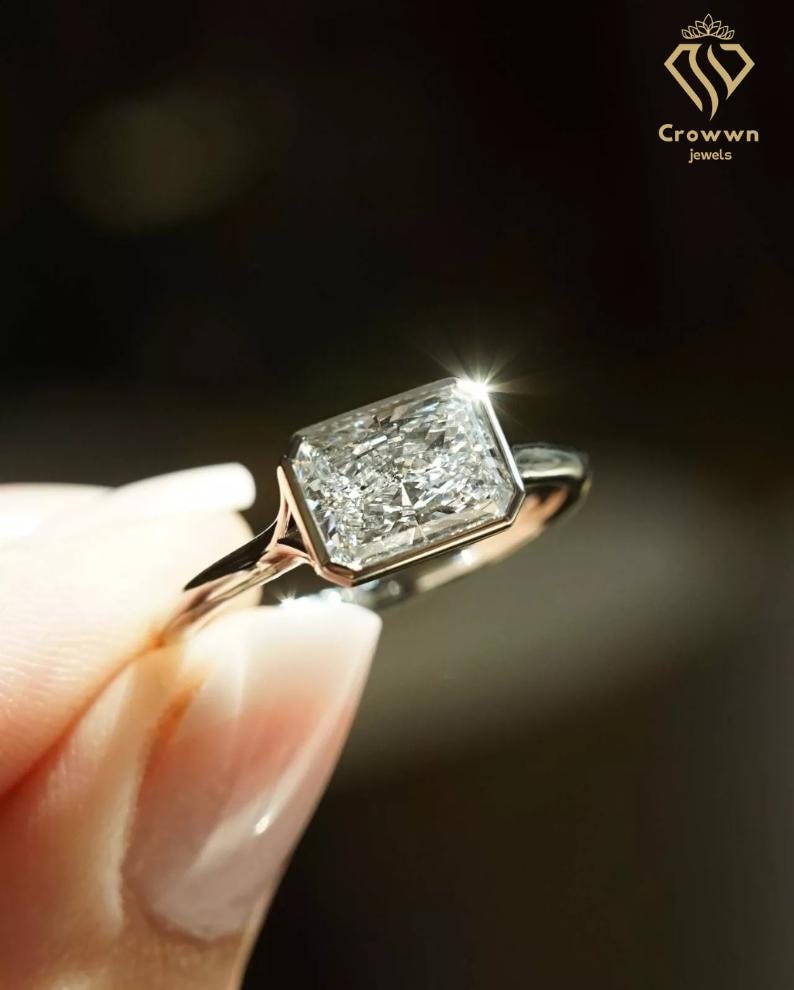 3 Ct Ost West Radiant Cut Moissanit Lünette Set Verlobungsring 14K Solid Gold Solitaire Ring Jubiläum Geschenke Versprechen Für Frauen von CrowwnJewels