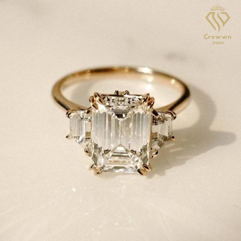 4 Ct Smaragd Schnitt Drei Stein Moissanit Verlobungsring Trapez Seitenstein 8 Doppelkralle Zinken, 14K Solid Gold Geschenk Für Freundin/Frau von CrowwnJewels