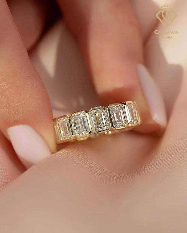 5Tcw Bezel Set Emerald Cut Moissanite Voll Eternity Band Smaragd Lünette Ring 14K Gold Wedding Jubiläumsring Für Frauen von CrowwnJewels