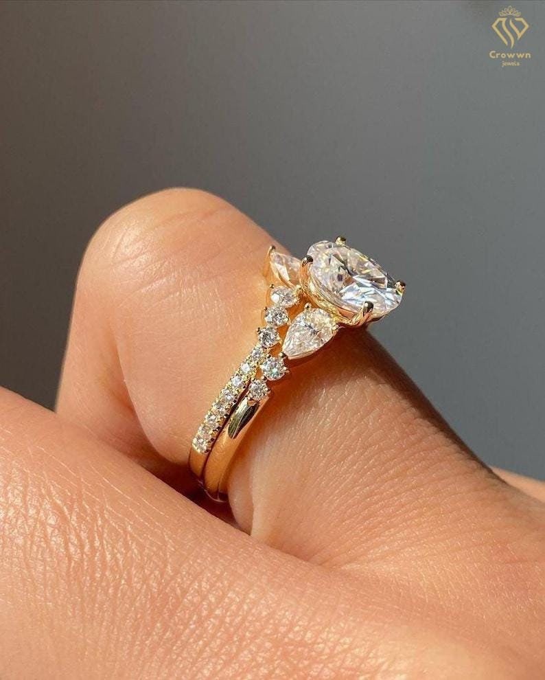 Bezaubernde Blumen Fantasie 3.0Ct Ovalschliff Braut Set Elegante Verlobungs - & Ehering Zeitlos Jubiläum Geschenk Statement Brautschmuck von CrowwnJewels