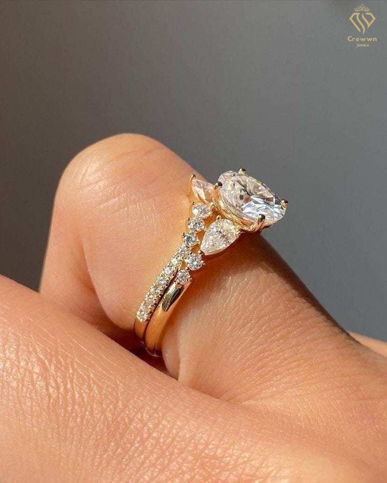 Bezaubernde Blumen Fantasie 3.0Ct Ovalschliff Braut Set Elegante Verlobungs - & Ehering Zeitlos Jubiläum Geschenk Statement Brautschmuck von CrowwnJewels