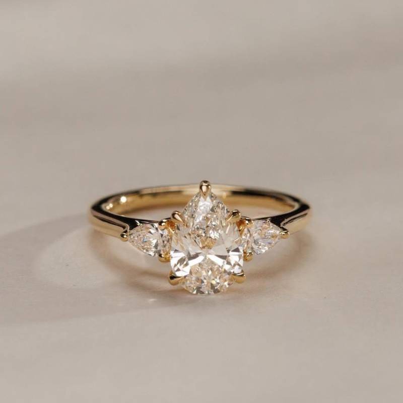 Drei Stein 3Ct Teardrop Pear Cut Moissanite Trilogy 14K Solid White Gold Ring Verlobungsring Jahrestag Geschenk Für Frauen von CrowwnJewels