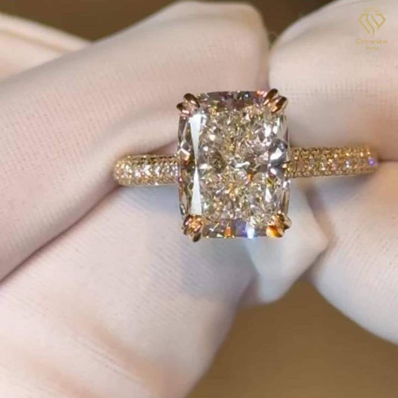Längliche 3 Ct Strahlende Schnitt Moissanite Verlobungsring Pave Solitaire Ehering, Versteckte Halo Ring Double Prong Einstellung Jahrestag Geschenke von CrowwnJewels