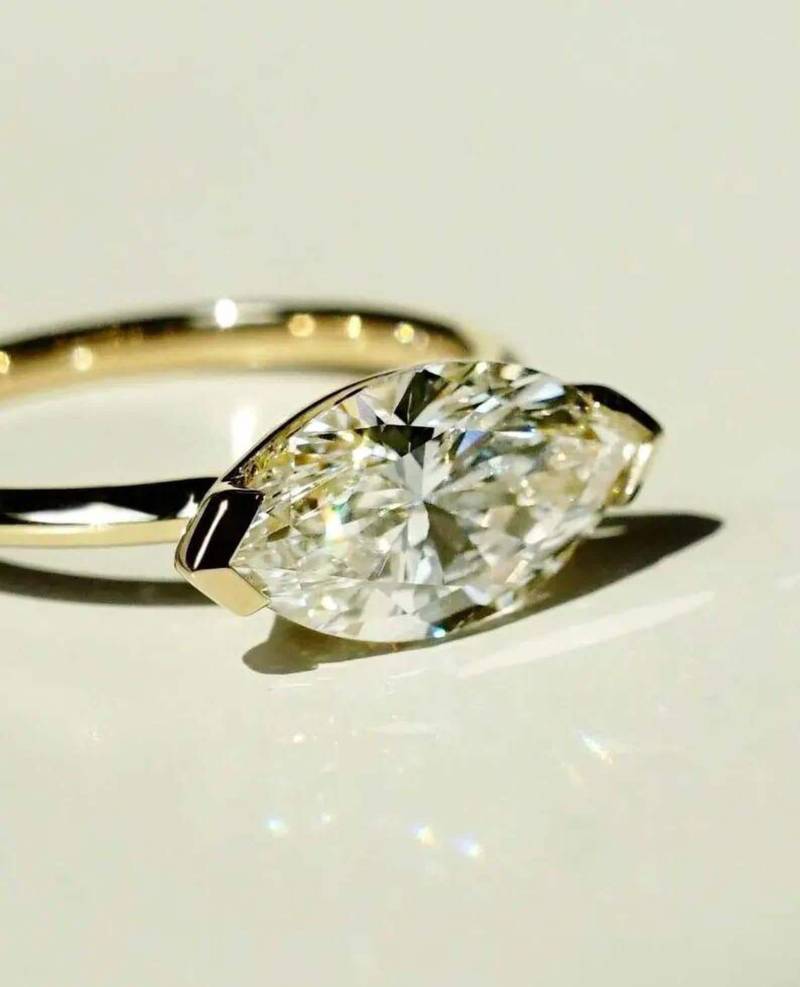 Ost Nach West 2 Ct Moissanite Verlobungsring Marquise Cut V Prong Set Solitär Ehering Jubiläumsring Versprechensring von CrowwnJewels