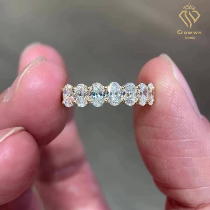 Oval Moissanite Halbe Ewigkeit Hochzeitsband 14K Solid Gold Braut Band Versprechen Ring Stapeln Frauen Jahrestag Geschenk von CrowwnJewels
