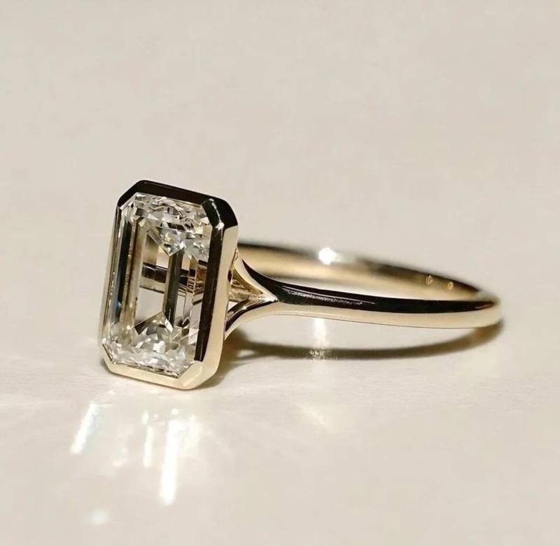 Solitär Lünette Verlobungsring Längliche 3 Ct Smaragd Diamant Massivgold Spaltring Jubiläumsgeschenk von CrowwnJewels