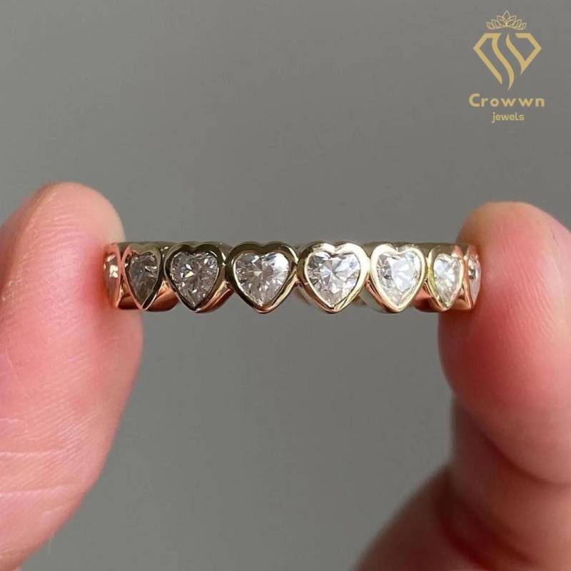 Volle Ewigkeit Lünette Gesetzt Herz Moissanite Ehering Diamant Stapelbar Band Minimalist Geschenk Für Frau von CrowwnJewels