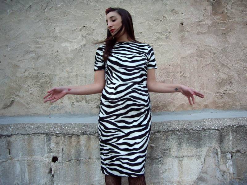 Animal Print Kleid Aus Kunstfell, Zebra Kunstfell Mit Kurzen Ärmeln, Plus-Größen Erhältlich, Auf Bestellung von CruelCandy