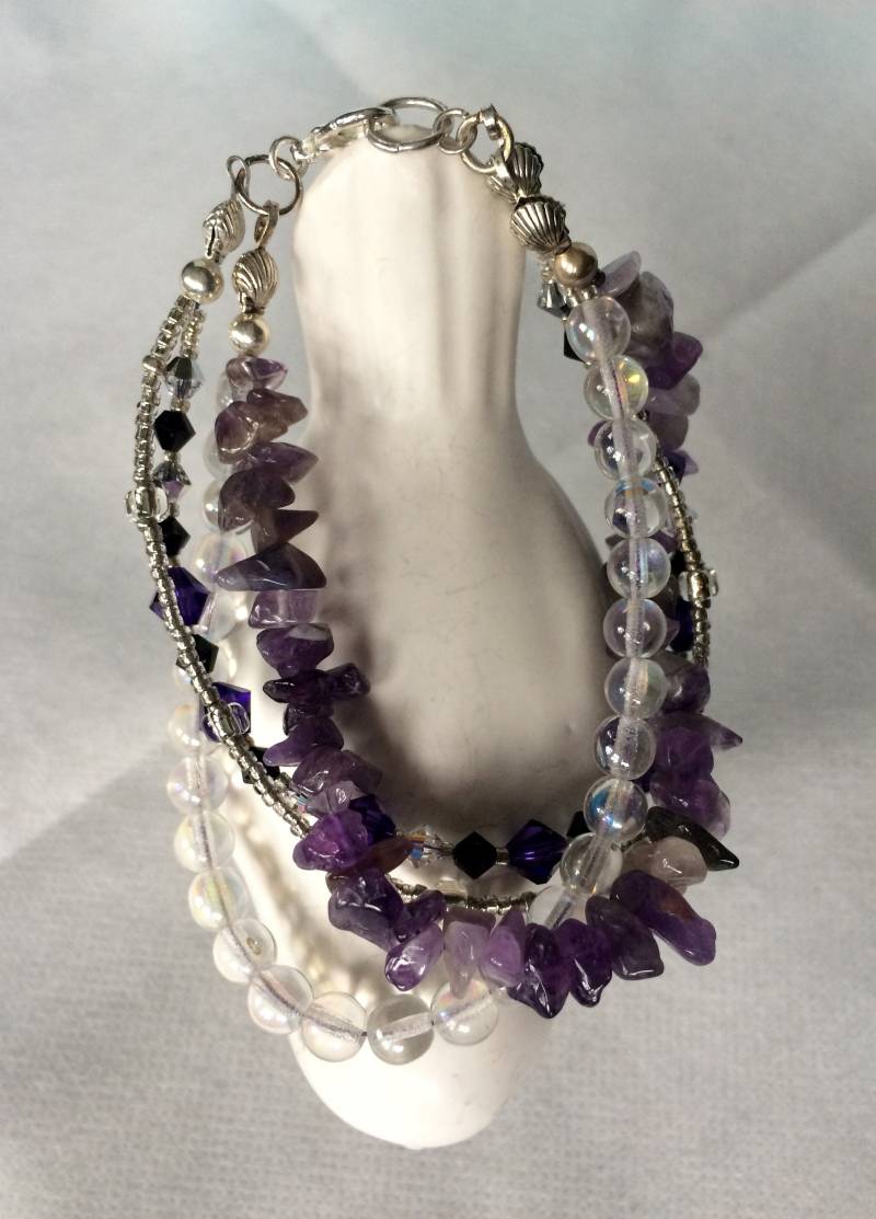 Amethyst Swarvoski Kristalle Glas-Chip-Belastungen Und Clear Beaded Four Strand Armband Amethyst Swarvoski Kristalle Glas-Chip-Belastungen Und Clear Beaded Four Strand Armband von CrueltyFreeAlways