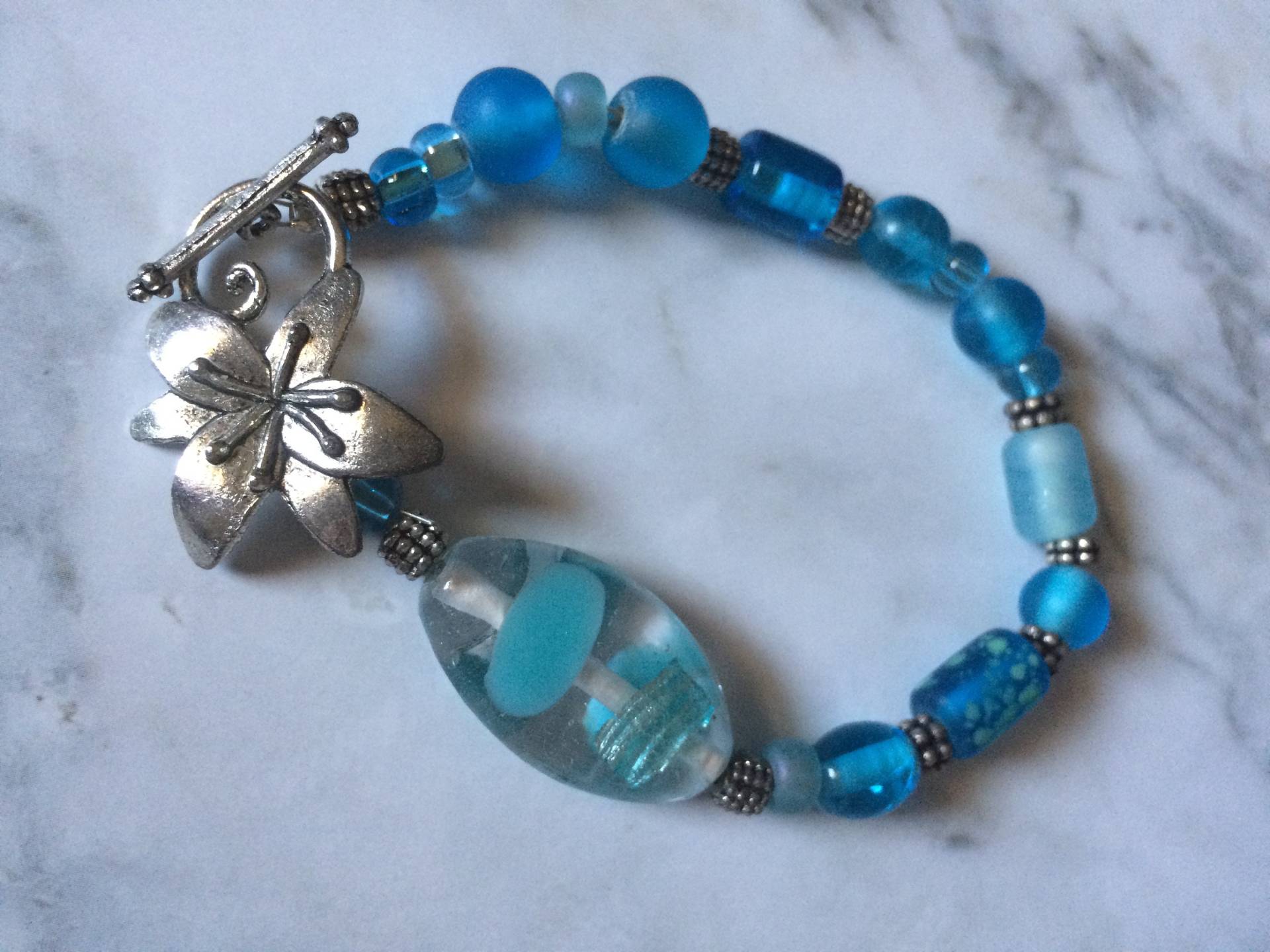 Aqua Blau Glas Perlen Floral Verschluss Boho Handwerker Armband Aqua Blau Glas Perlen Floral Verschluss Boho Handwerker Armband von CrueltyFreeAlways