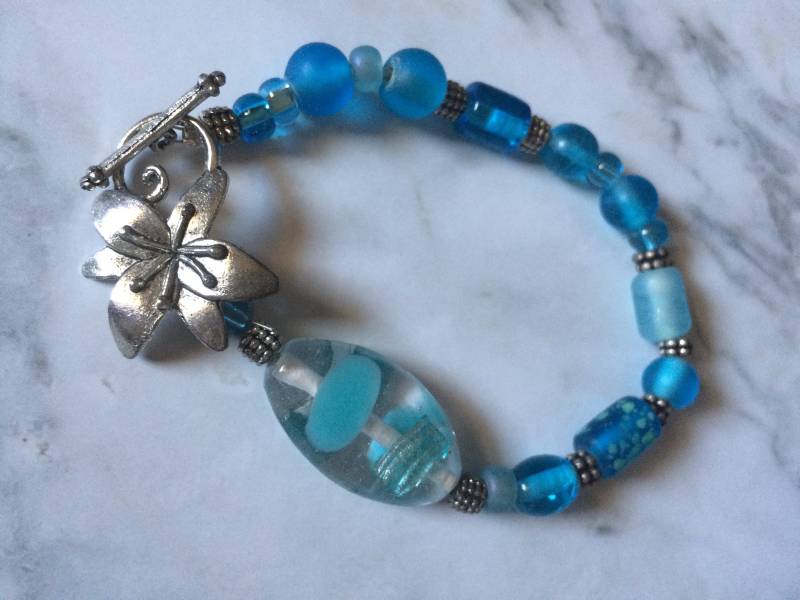 Aqua Blau Glas Perlen Floral Verschluss Boho Handwerker Armband Aqua Blau Glas Perlen Floral Verschluss Boho Handwerker Armband von CrueltyFreeAlways