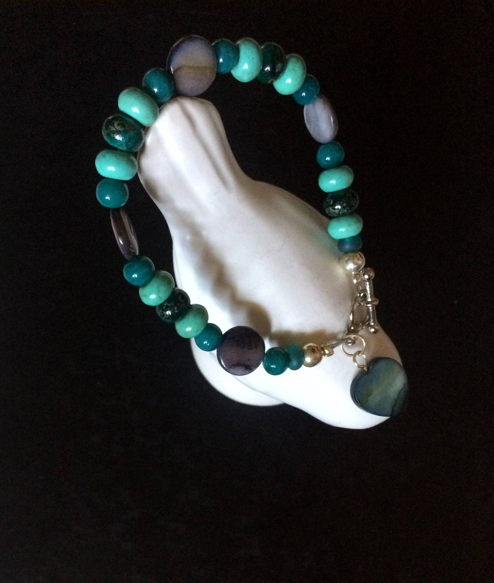 Aqua Howlite Rondelle Und Runde Perlen Die Graue Mutter Des Pearl Armband Mit Der Grünen Charms von CrueltyFreeAlways