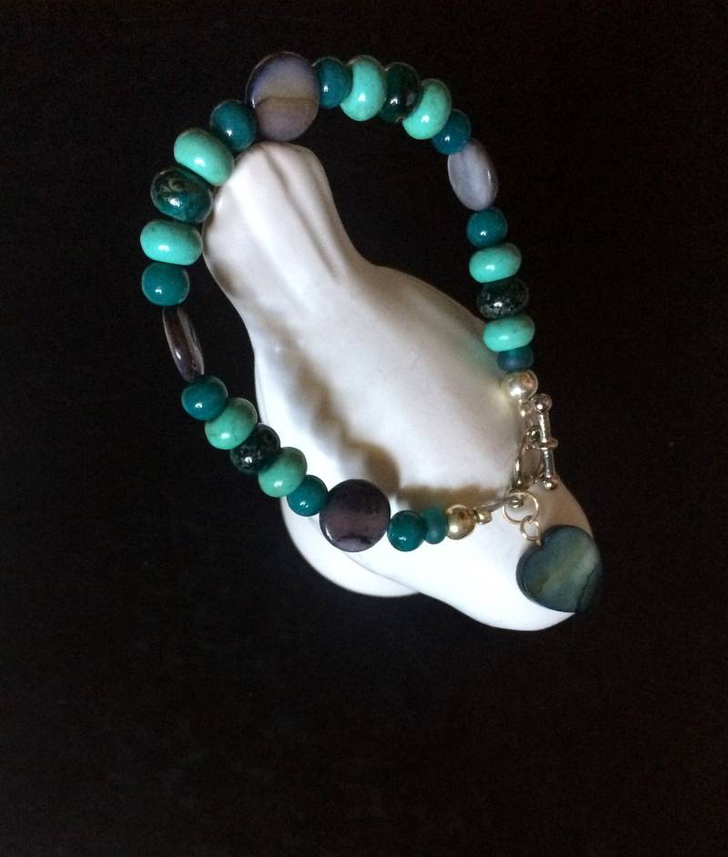 Aqua Howlite Rondelle Und Runde Perlen Die Graue Mutter Des Pearl Armband Mit Der Grünen Charms von CrueltyFreeAlways