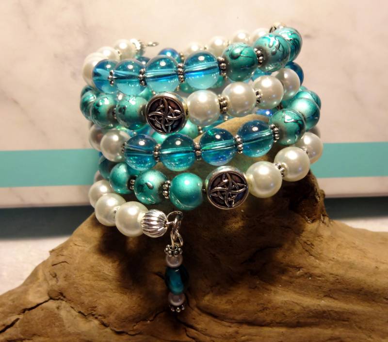 Aqua Perle Und Weiße Wickeln Speicher Draht Boho Armband Aqua Perle Und Weiße Wickeln Speicher Draht Boho Armband von CrueltyFreeAlways