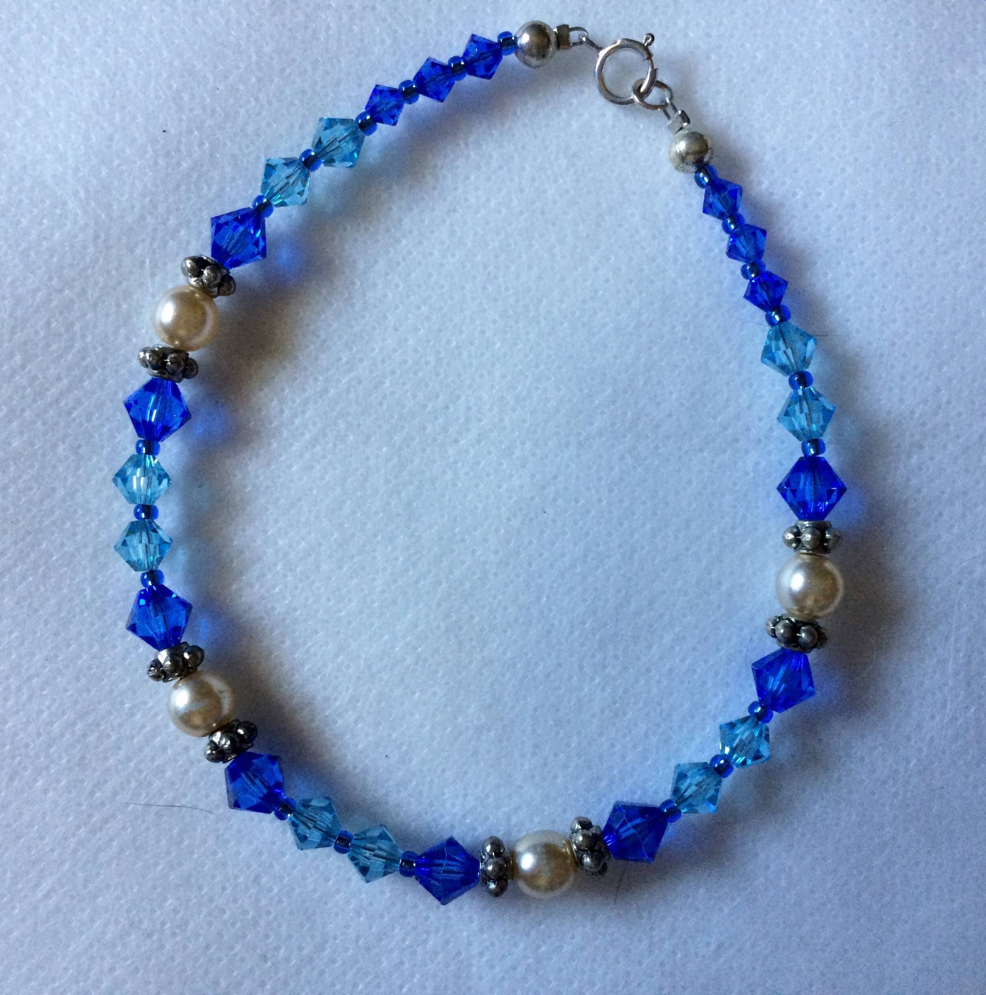 Blaue Swarovski Kristalle Und Perle Frühling Verschluss Boho Armband Blaue Swarovski Kristalle Und Perle Frühling Verschluss Boho Armband von CrueltyFreeAlways