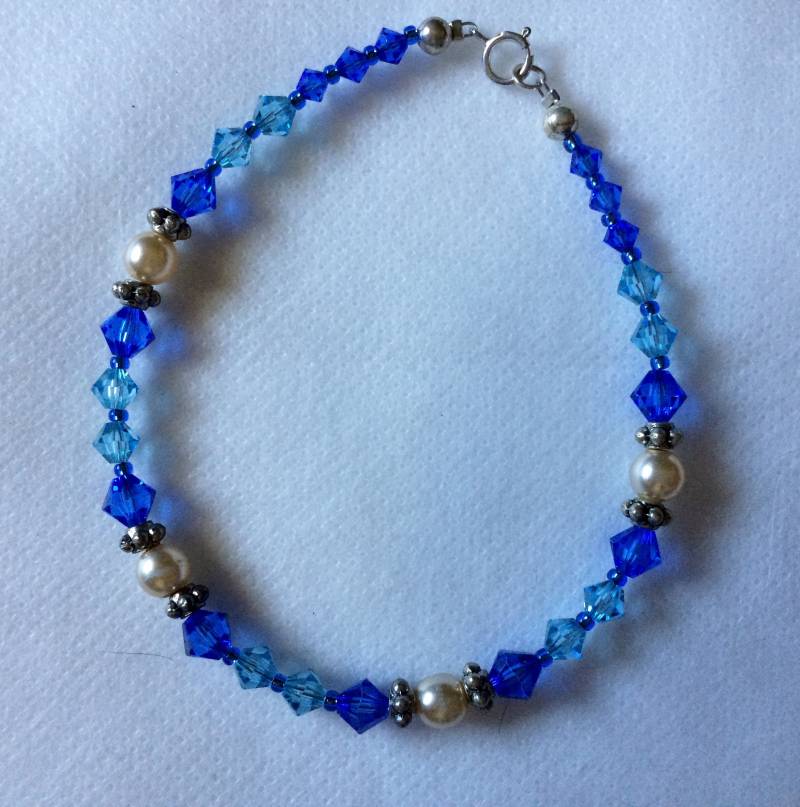 Blaue Swarovski Kristalle Und Perle Frühling Verschluss Boho Armband Blaue Swarovski Kristalle Und Perle Frühling Verschluss Boho Armband von CrueltyFreeAlways