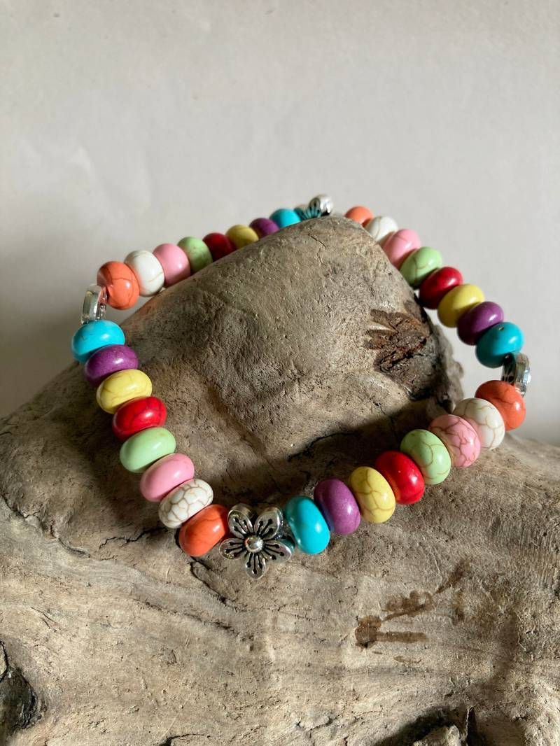 Blumenkind Multi Color Rondell Perlen Floral Charm Hippie Boho Regenbogen Unisex Stretch Armband Pride von CrueltyFreeAlways