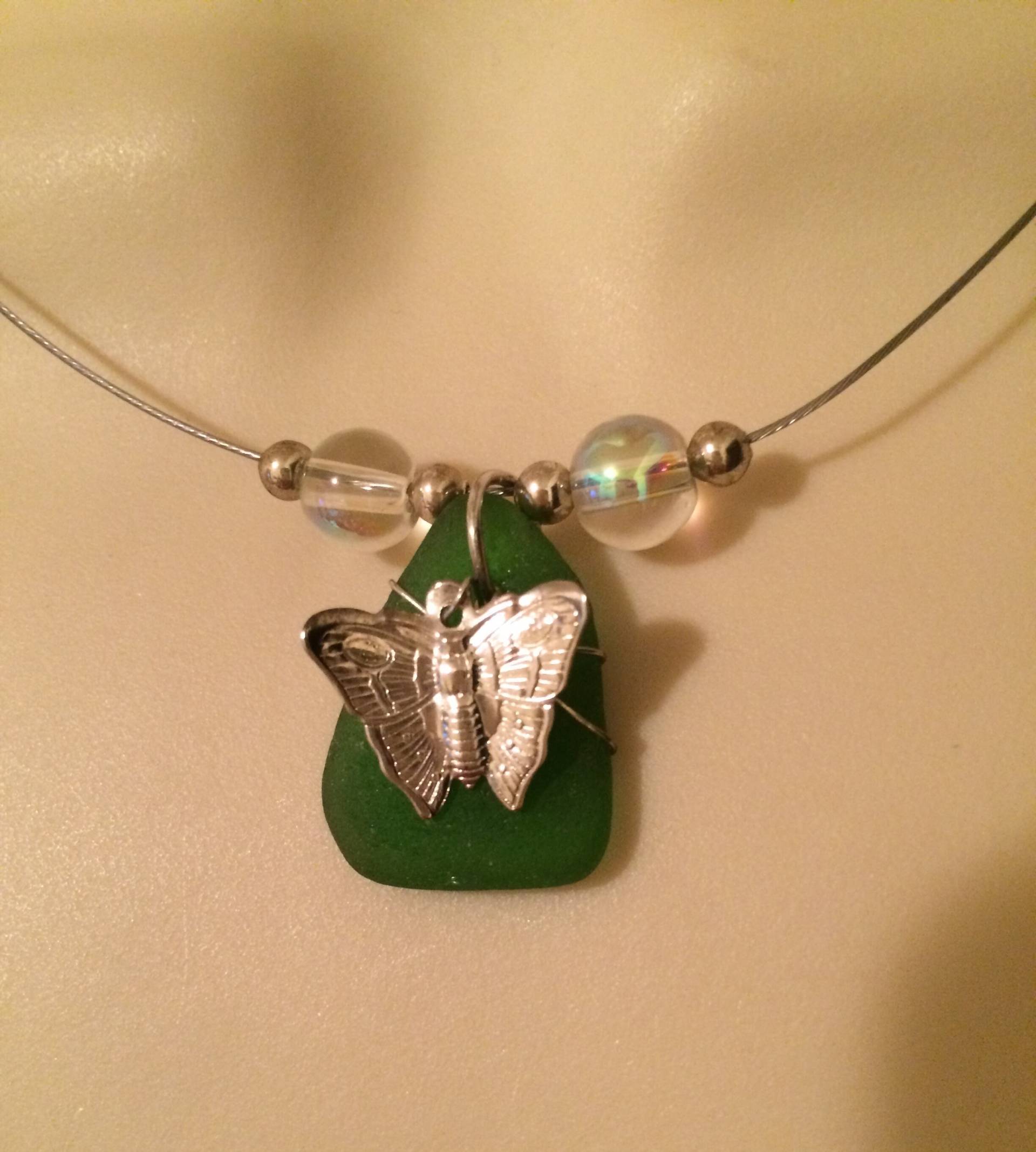 Echtes Grünes Glas Mit Schmetterlingsspitzenkugel Echtes Grünes Glas Mit Schmetterlingsspitzenkugel von CrueltyFreeAlways