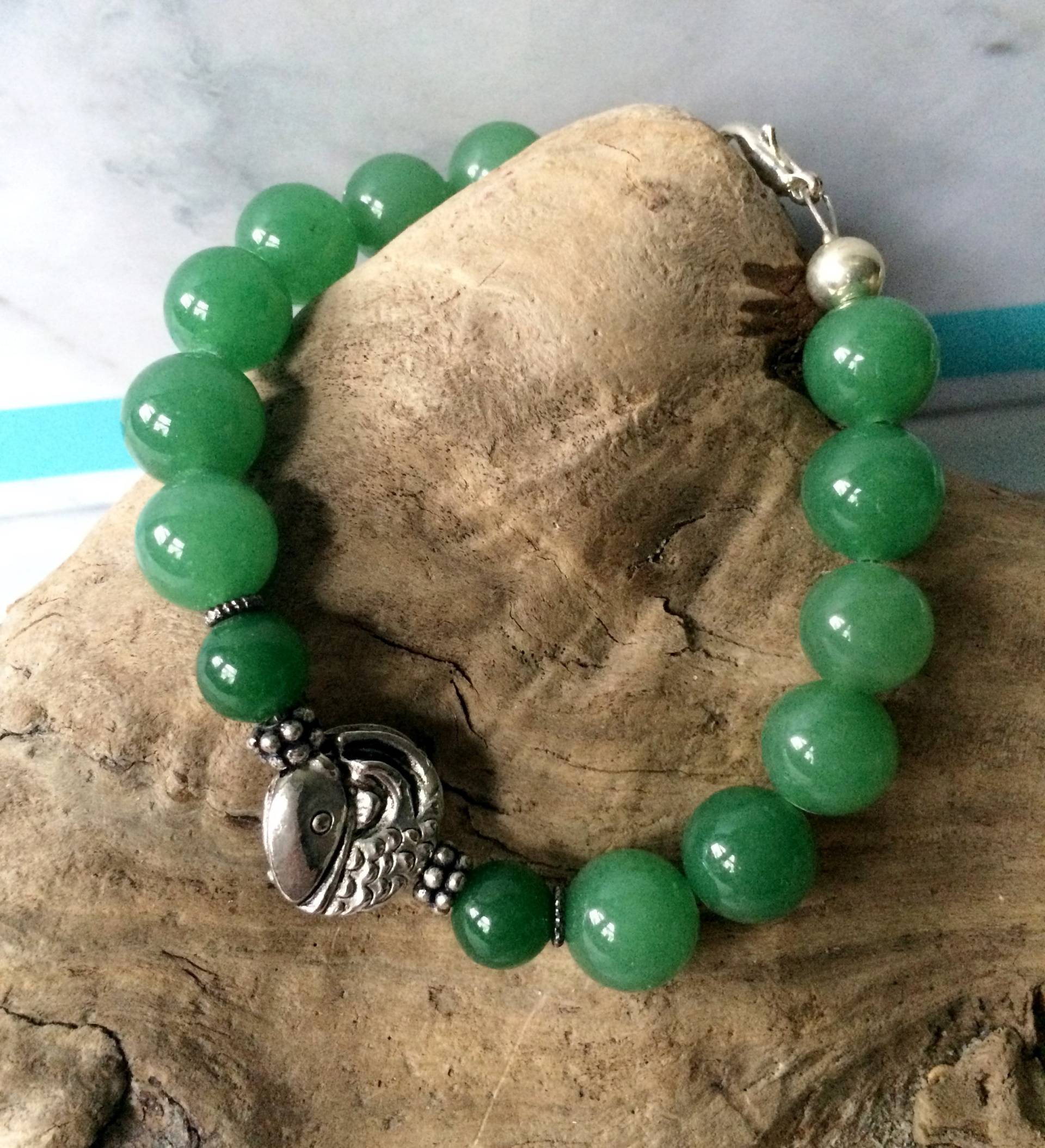 Grüne Adventurine Perlen Armband Mit Fisch Charme von CrueltyFreeAlways