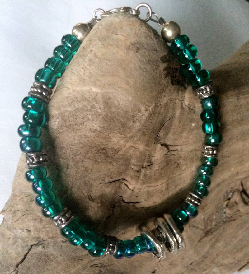 Smaragdgrün Glas Strahlen-Armband Mit Triple-Ring-Charms Smaragdgrün Glas Strahlen-Armband Mit Triple-Ring-Charms von CrueltyFreeAlways