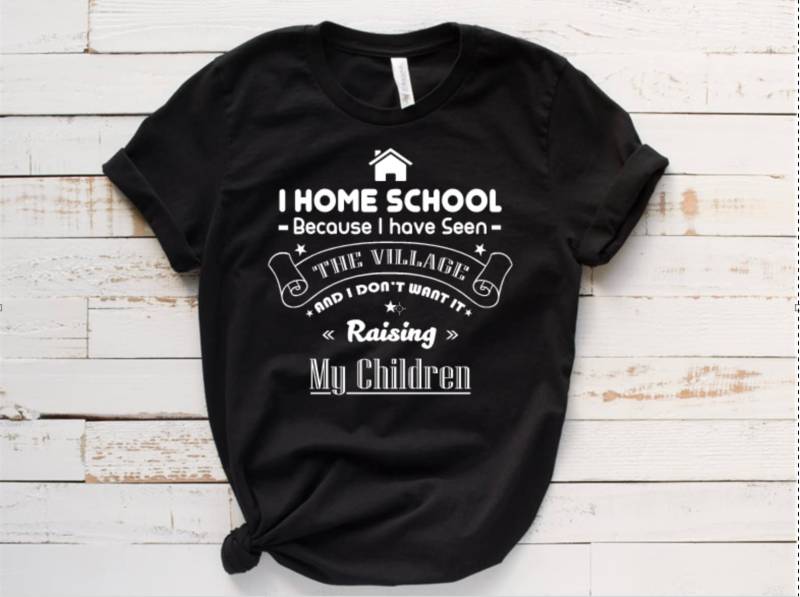 I Homeschool, Weil Ich Das Dorf Gesehen Habe Und Nicht Will, Dass Es Meine Kinder, Hippie, Knusper-Shirt Erzieht I Homeschool, Weil Ich Das Dorf Gesehen Habe Und Nicht Will, Dass Es Meine Kinder, Hippie, Knusper-Shirt Erzieht von CrunchyMomWear