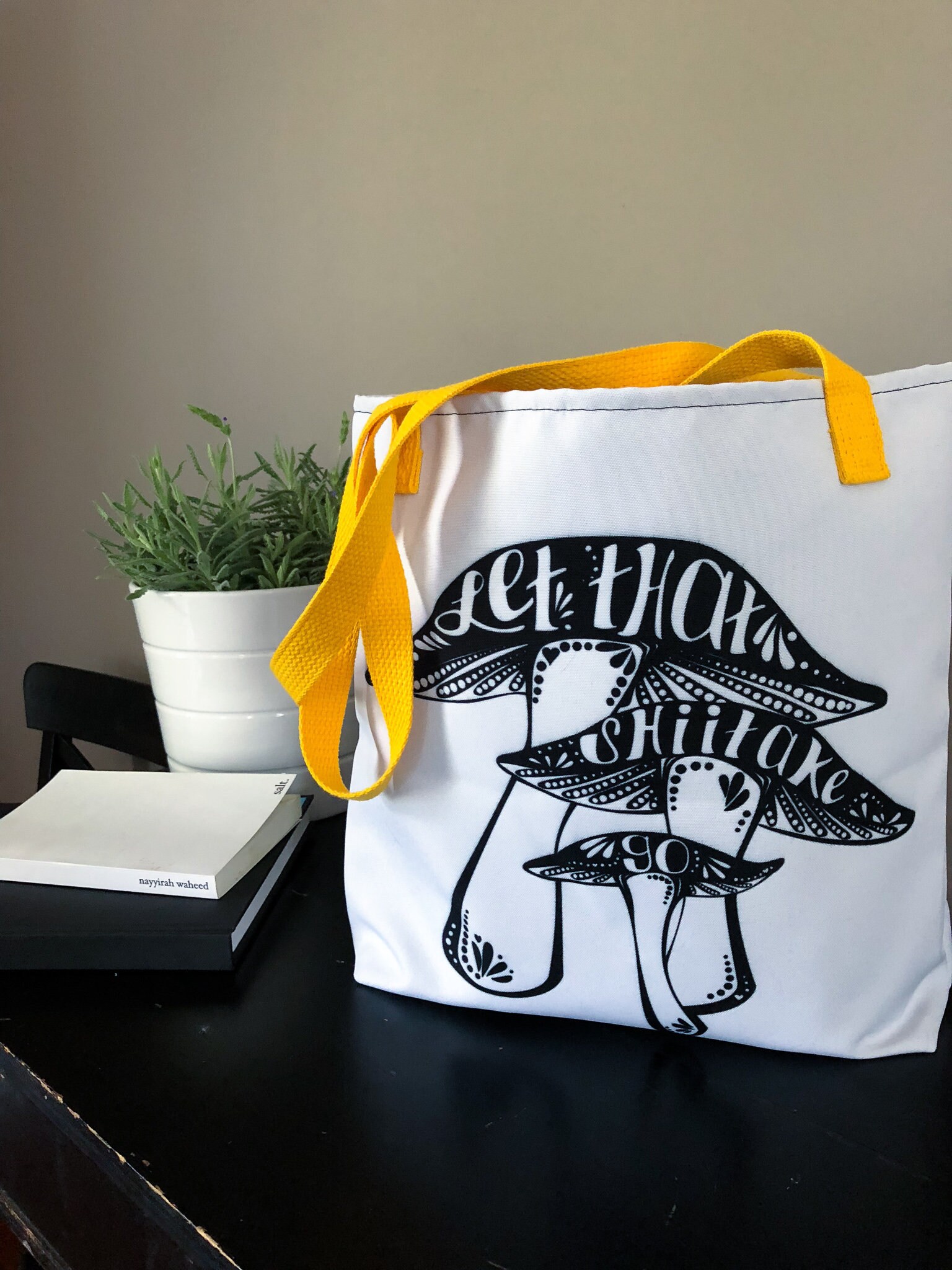 Let That Shiitake Go Essen Pun Tote Bag Let That Shiitake Go Essen Pun Tote Bag von CrunchyScience