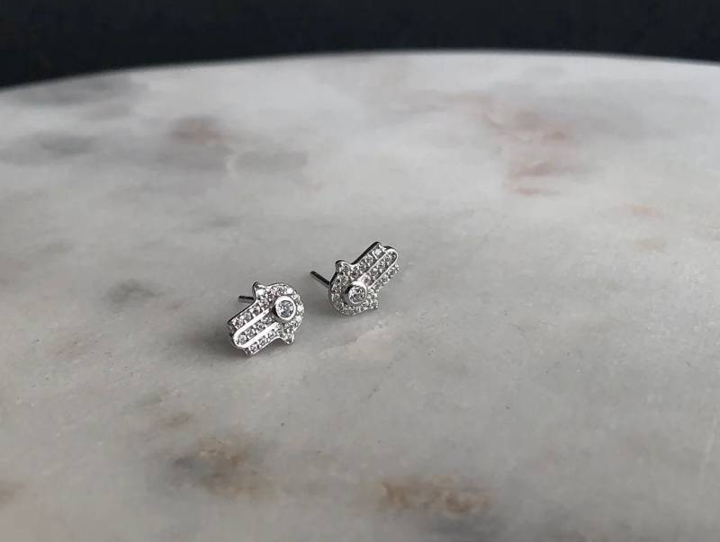 Silber Glitzernde Hamsa Ohrstecker Silber Glitzernde Hamsa Ohrstecker von CrushLane