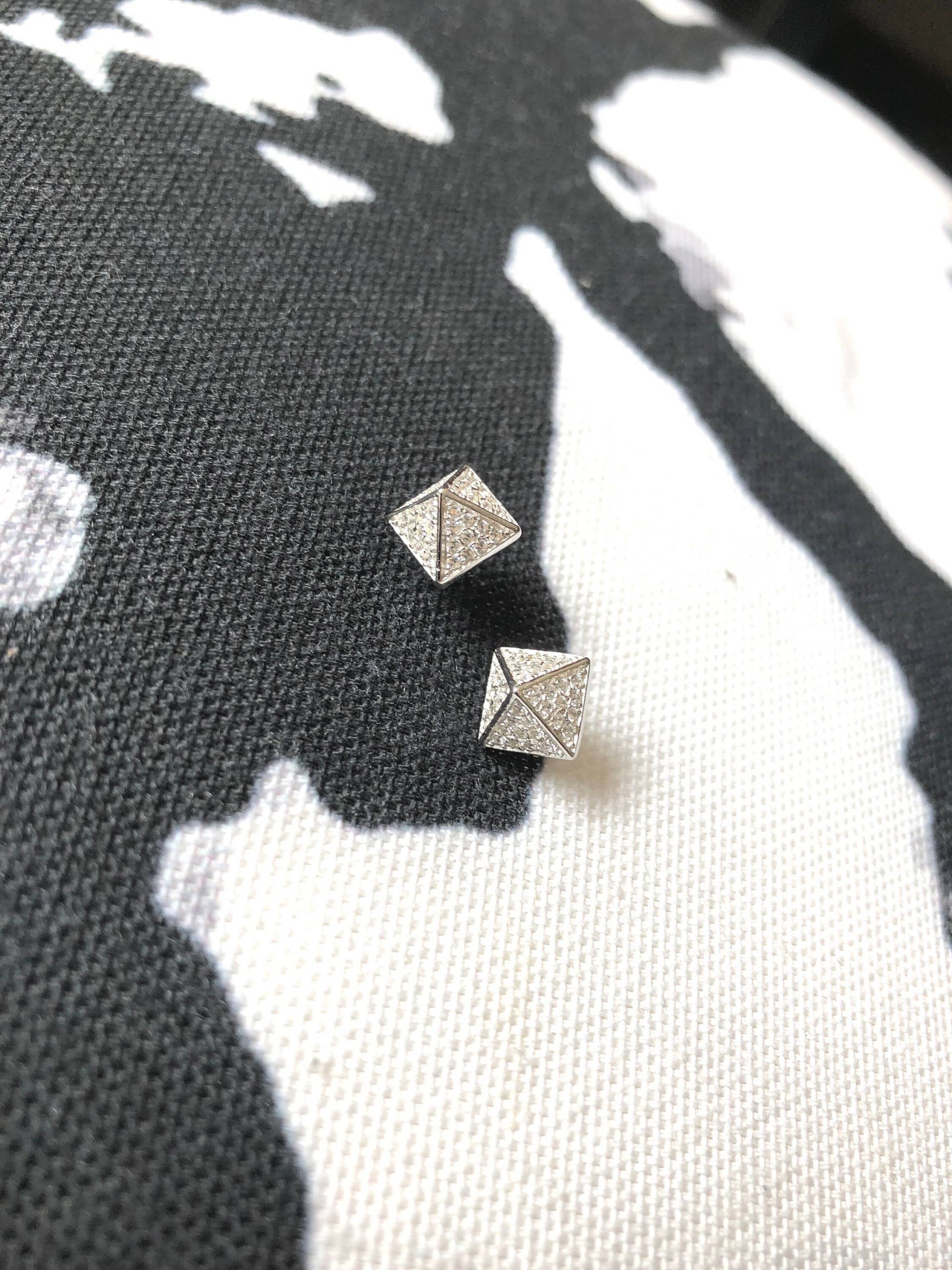 Silber Glitzernde Pyramiden Ohrstecker Silber Glitzernde Pyramiden Ohrstecker von CrushLane