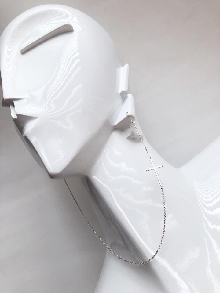 Silber Zierliche Kreuz Swoop Ohrring Silber Zierliche Kreuz Swoop Ohrring von CrushLane