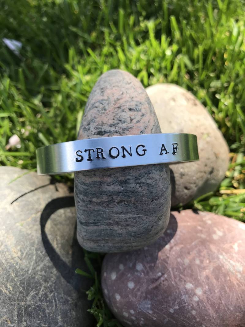 Personalisierte Metall Gestempelt Armband Personalisierte Metall Gestempelt Armband von CrushedCancer