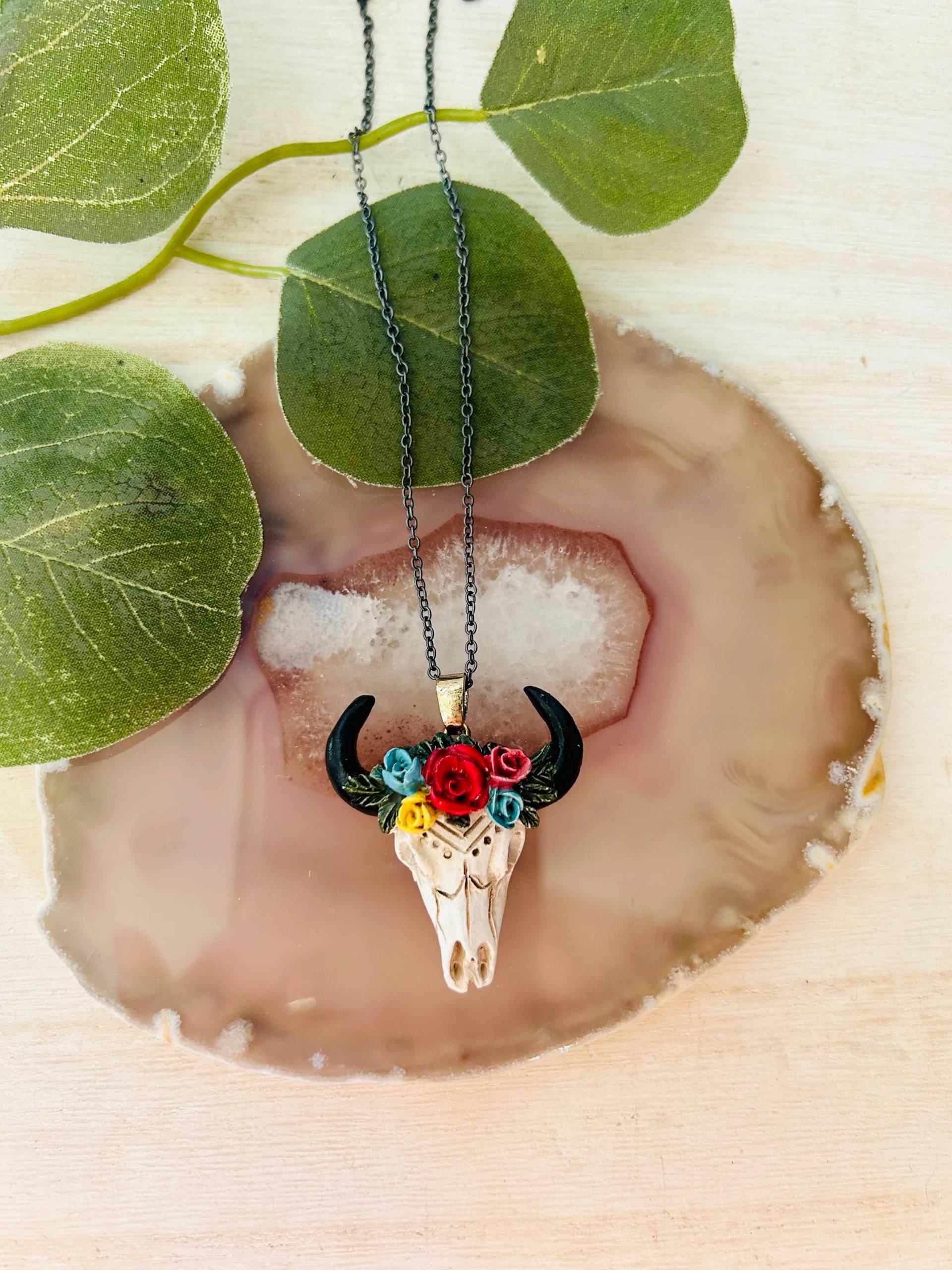 Frauen Flower Bull Skull Halskette, Schwarze Halskette von Crushedonjewelry