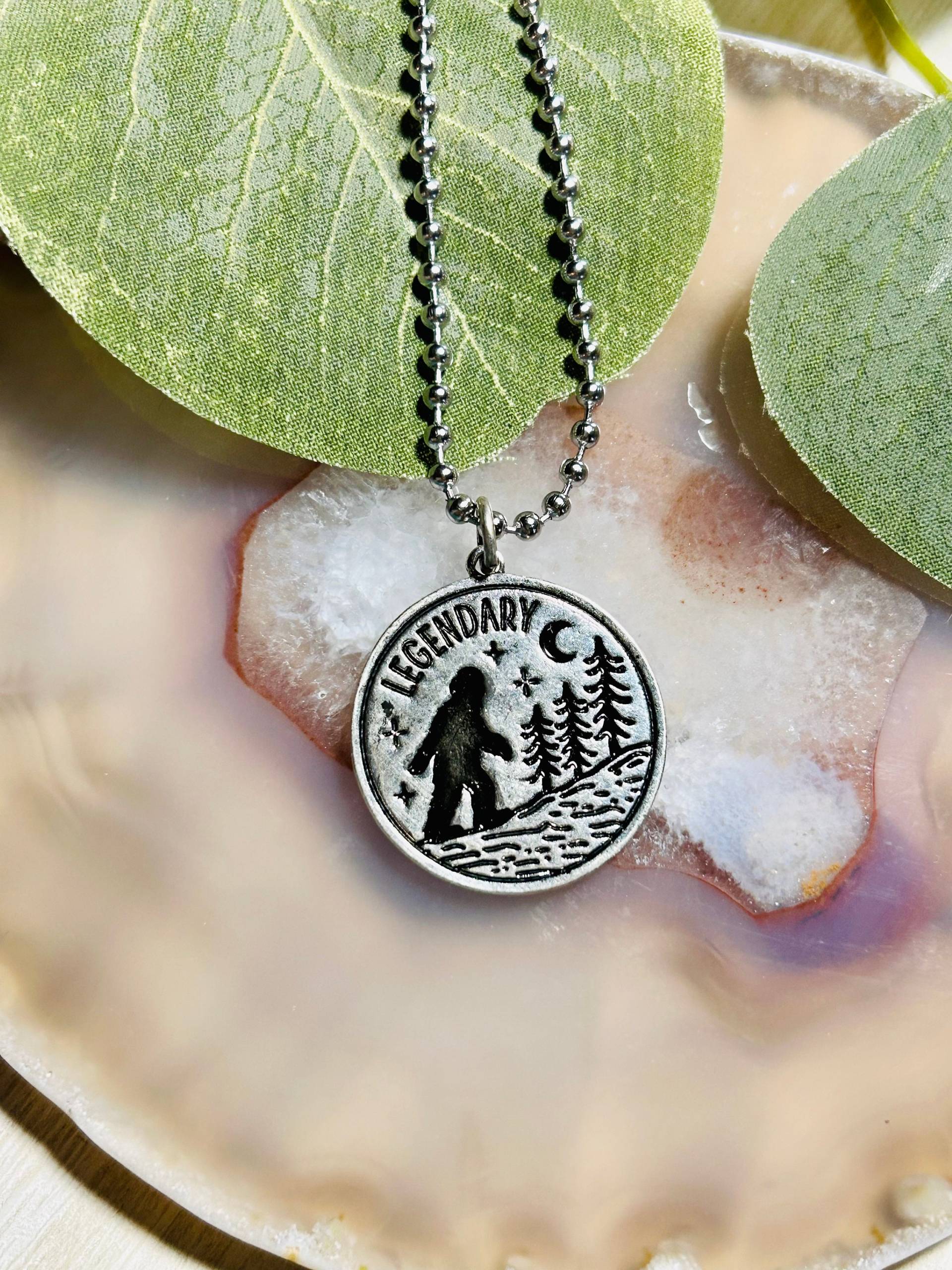 Kinder Bigfoot Halskette, Sasquatch Halskette von Crushedonjewelry